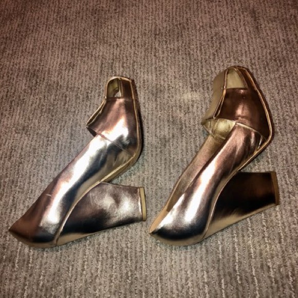 Stunning YSL Gold Leather Pumps - Picture 2 of 6